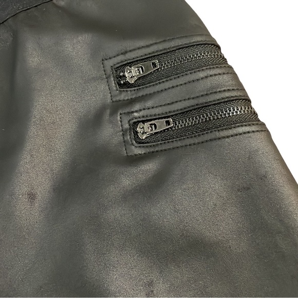 Black faux leather leggings (unbranded), with elastic band in the waist. - Picture 5 of 8